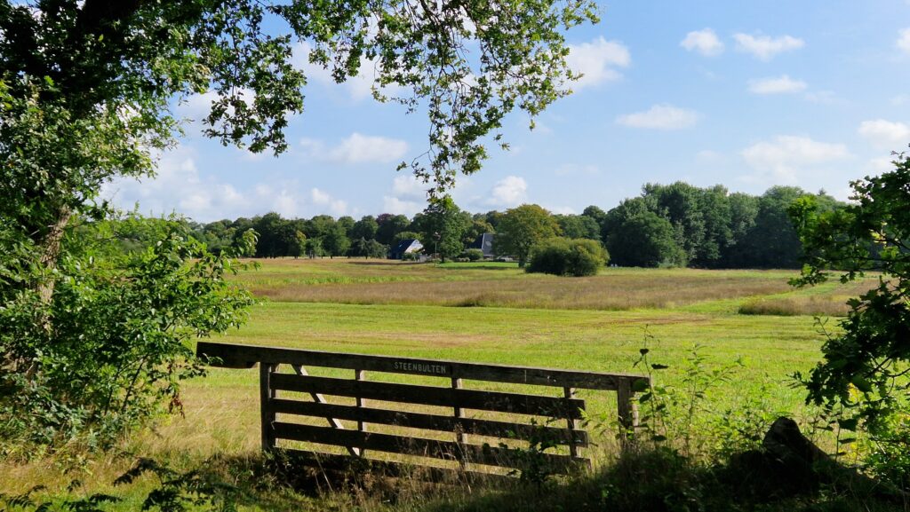 De Drentsche Aa en Schipborg vanaf het Pieterpad.