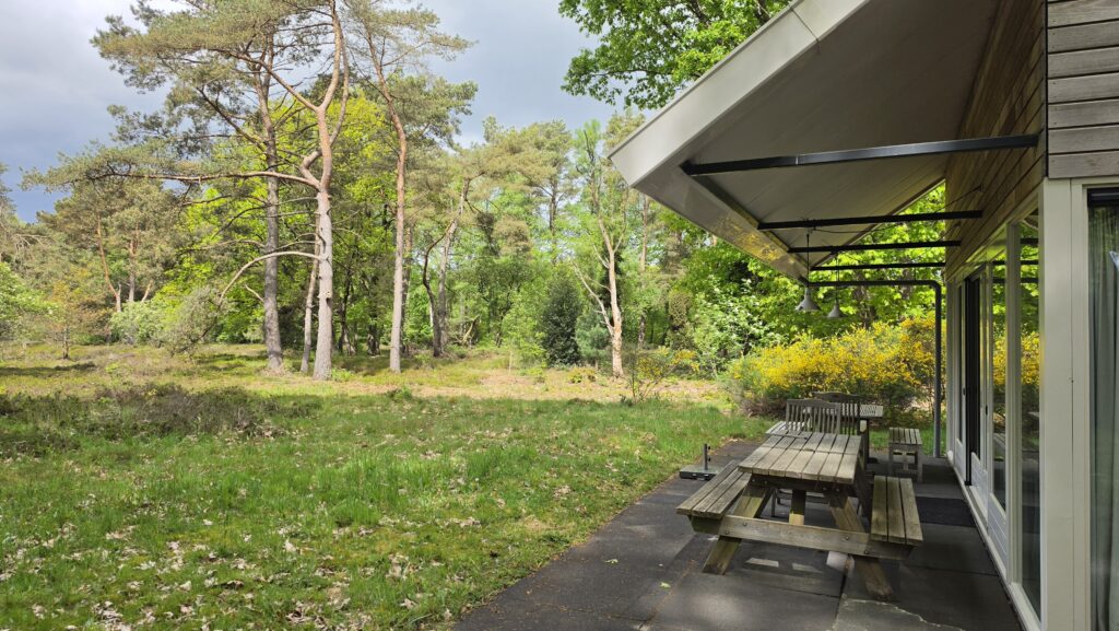 Het terras achter het huis.